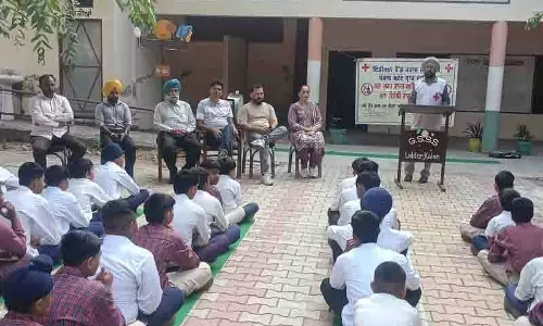 Jalandhar: नशा मुक्त भारत अभियान के तहत सरकारी स्कूल में नशा जागरूकता शिविर आयोजित Jalandhar: नशा मुक्त भारत अभियान के तहत सरकारी स्कूल में नशा जागरूकता शिविर आयोजित