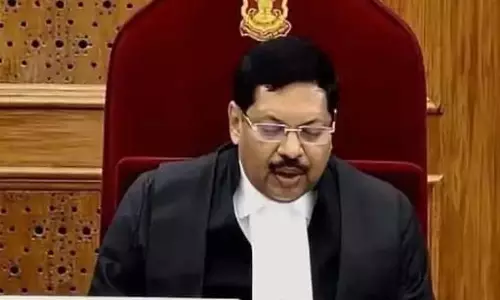 CJI बीआर गवई पर वकील ने जूता फेंकने की कोशिश की