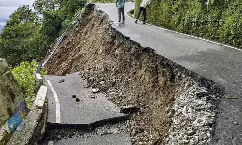 Darjeeling : भूस्खलन में मृतकों की संख्या 24 हुई, कई लोग लापता, बचाव अभियान जारी Darjeeling : भूस्खलन में मृतकों की संख्या 24 हुई, कई लोग लापता, बचाव अभियान जारी