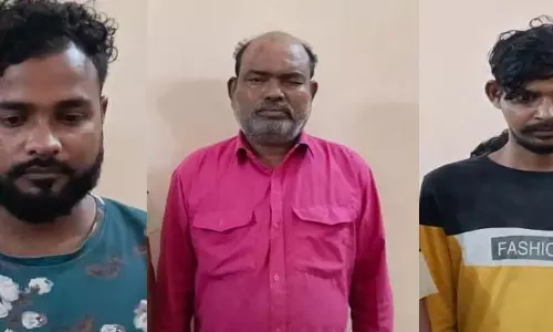हथियार लहराने वाले 2 बदमाश और शराब कोचिया गिरफ्तार हथियार लहराने वाले 2 बदमाश और शराब कोचिया गिरफ्तार
