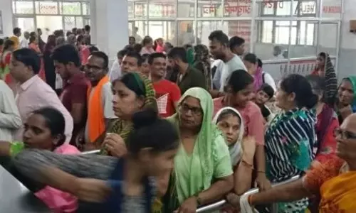 Farrukhabad: राम मनोहर लोहिया में पर्चा काउंटर हंगामा