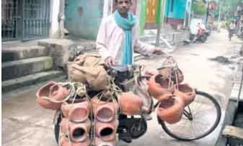Khandapada के कुम्हार प्लास्टिक और गरीबी से लड़ रहे