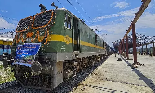 Kashmir तक मालगाड़ी सेवा से सीमेंट की कीमतें कम हुई बाजार में प्रतिस्पर्धा बढ़ी Kashmir तक मालगाड़ी सेवा से सीमेंट की कीमतें कम हुई बाजार में प्रतिस्पर्धा बढ़ी