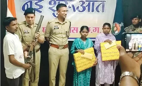 गरियाबंद में 3 ईनामी नक्सलियों ने किया सरेंडर गरियाबंद में 3 ईनामी नक्सलियों ने किया सरेंडर