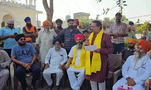 Jalandhar: केंद्रीय मंत्री ने बाढ़ प्रभावित इलाकों का दौरा किया, हरसंभव मदद का वादा किया Jalandhar: केंद्रीय मंत्री ने बाढ़ प्रभावित इलाकों का दौरा किया, हरसंभव मदद का वादा किया