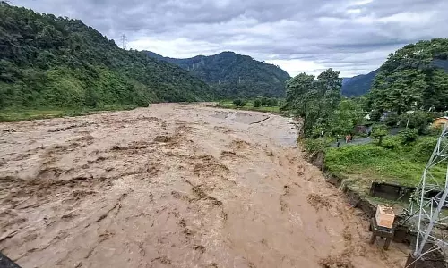 DVC ने अपने जलाशयों से 55,000 क्यूसेक पानी छोड़ा, दक्षिण बंगाल में बाढ़ की आशंका DVC ने अपने जलाशयों से 55,000 क्यूसेक पानी छोड़ा, दक्षिण बंगाल में बाढ़ की आशंका