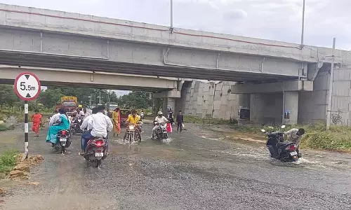 गोसिनकेरे कोडी का पानी सड़क पर बह रहा है: वाहन चालकों के लिए मुसीबत