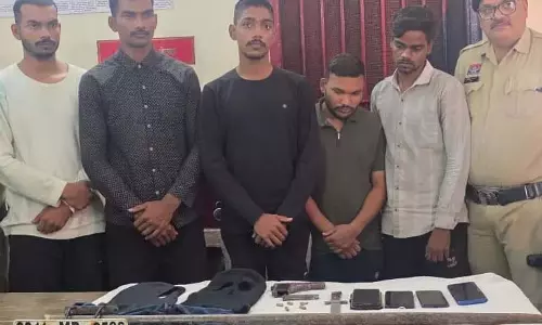 4 लूटेरे पुलिस की नाकेबंदी के दौरान गिरफ्तार, आधी रात तोड़ रहे थे दुकान का शटर 4 लूटेरे पुलिस की नाकेबंदी के दौरान गिरफ्तार, आधी रात तोड़ रहे थे दुकान का शटर