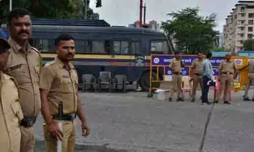 Mumbai: बेस्ट बस और टेम्पो ट्रैवलर की टक्कर में 1 की मौत, 4 घायल Mumbai: बेस्ट बस और टेम्पो ट्रैवलर की टक्कर में 1 की मौत, 4 घायल