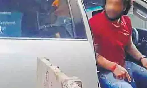 सफाईकर्मी पर पिस्तौल तानने का आरोप, SUV ड्राइवर पर केस दर्ज सफाईकर्मी पर पिस्तौल तानने का आरोप, SUV ड्राइवर पर केस दर्ज