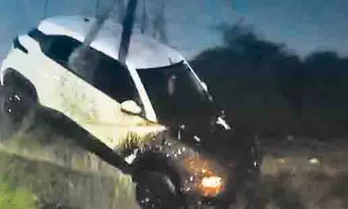 Noida: कार नाले में गिरने से दंपत्ति मामूली रूप से घायल हुए