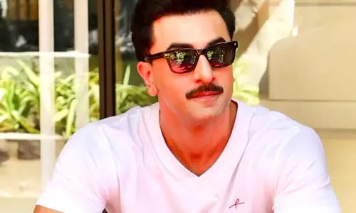 Ranbir Kapoor ने दिल्ली एयरपोर्ट पर घायल सहयात्री की मदद कर जीता सबका दिल Ranbir Kapoor ने दिल्ली एयरपोर्ट पर घायल सहयात्री की मदद कर जीता सबका दिल
