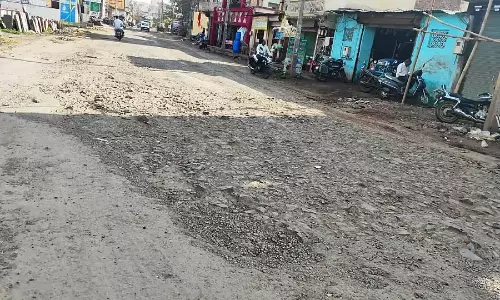 जर्जर सड़कें; अनुदान के लिए संघर्ष जर्जर सड़कें; अनुदान के लिए संघर्ष