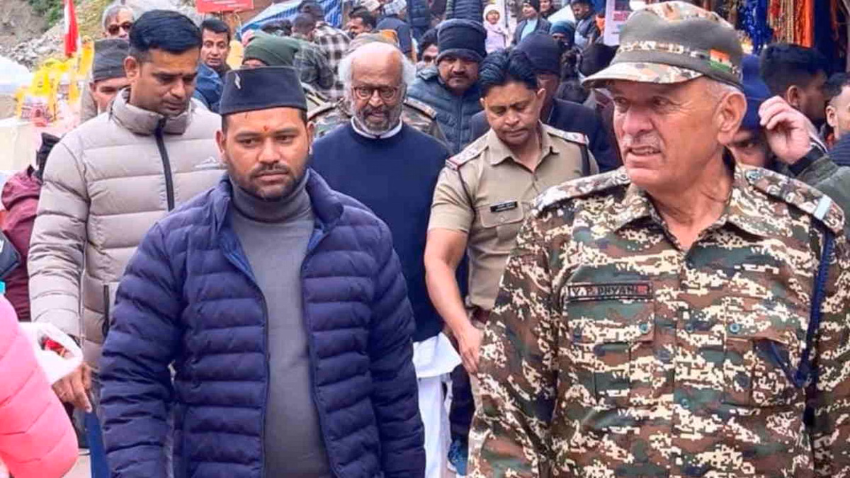 Gopeshwar: बदरीविशाल दर्शन के लिए पहुंचे रजनीकांत Gopeshwar: बदरीविशाल दर्शन के लिए पहुंचे रजनीकांत