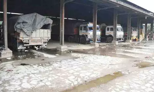 Ludhiana: अनाज मंडी में बारिश के बाद शेड की कमी से किसानों को परेशानी