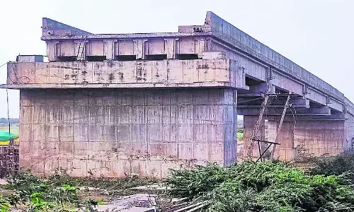कुदुथिनी रेलवे पुल का निर्माण धीमा: लोगों का गुस्सा कुदुथिनी रेलवे पुल का निर्माण धीमा: लोगों का गुस्सा