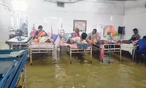 West Medinipur: बारिश से अस्पताल प्रभावित, गड़बेता में हालात गंभीर West Medinipur: बारिश से अस्पताल प्रभावित, गड़बेता में हालात गंभीर