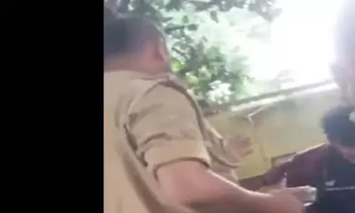 Kanpur में एक छात्र की पिटाई का वीडियो सामने आने के बाद पुलिसकर्मी को निलंबित कर दिया गया Kanpur में एक छात्र की पिटाई का वीडियो सामने आने के बाद पुलिसकर्मी को निलंबित कर दिया गया