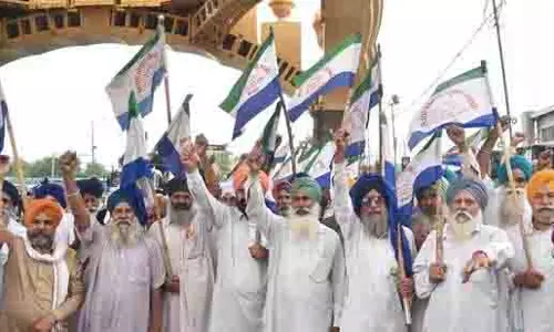 बाढ़ राहत में देरी और पराली जलाने के खिलाफ किसानों का जोरदार प्रदर्शन