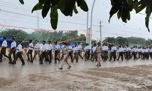 Hagaribommanahalli : बारिश में आरएसएस का जुलूस