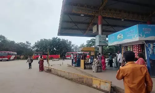 CM in Koppal : लोगों को लाने के लिए बसें रवाना; स्टेशनों पर यात्रियों की कतारें CM in Koppal : लोगों को लाने के लिए बसें रवाना; स्टेशनों पर यात्रियों की कतारें