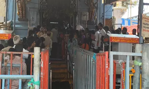 Goa के राज्यपाल अशोक गजपति राजू ने देवी पिडिटल्ली को रेशमी वस्त्र अर्पित किए