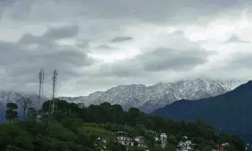 Dhauladhar में हल्की बर्फबारी, बारिश से सर्दी जैसे हालात Dhauladhar में हल्की बर्फबारी, बारिश से सर्दी जैसे हालात