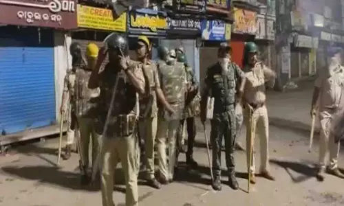 Cuttack: भड़की हिंसा ने तोड़ा सदियों पुराना भाईचारा, शहर में पसरा सन्नाटा Cuttack: भड़की हिंसा ने तोड़ा सदियों पुराना भाईचारा, शहर में पसरा सन्नाटा