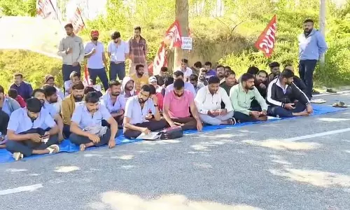 Hassan : प्रीकट कंपनी के ठेका श्रमिकों का विरोध प्रदर्शन