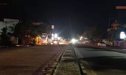 अंधेरे में डूबा शहर: बिना लाइटों वाले राजमार्ग, यातायात जाम अंधेरे में डूबा शहर: बिना लाइटों वाले राजमार्ग, यातायात जाम