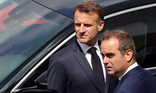 French राष्ट्रपति मैक्रों की सरकार क्यों गिरती जा रही है? French राष्ट्रपति मैक्रों की सरकार क्यों गिरती जा रही है?
