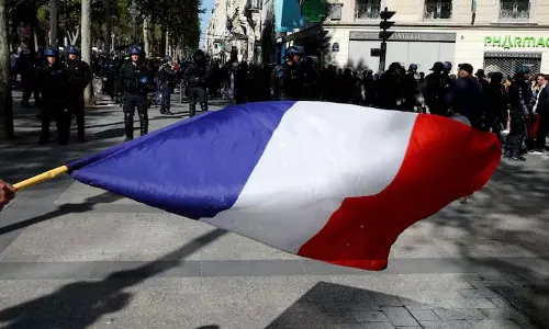 French के प्रधानमंत्री ने एक महीने से भी कम समय के कार्यकाल के बाद इस्तीफ़ा दे दिया French के प्रधानमंत्री ने एक महीने से भी कम समय के कार्यकाल के बाद इस्तीफ़ा दे दिया