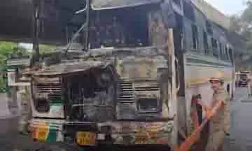 Noida: सेक्टर 20 में चलती बस में लगी आग, किसी के हताहत होने की खबर नहीं Noida: सेक्टर 20 में चलती बस में लगी आग, किसी के हताहत होने की खबर नहीं