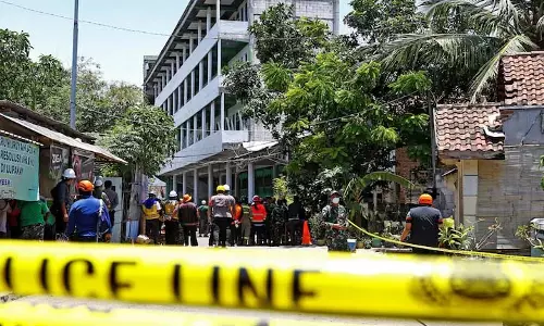 Indonesia में स्कूल ढहने से मरने वालों की संख्या बढ़कर 49 हुई Indonesia में स्कूल ढहने से मरने वालों की संख्या बढ़कर 49 हुई