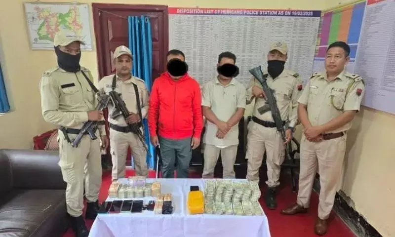 Manipur: पुलिस ने 2 करोड़ रुपये मूल्य की वाइट वाइन गोलियां जब्त की Manipur: पुलिस ने 2 करोड़ रुपये मूल्य की वाइट वाइन गोलियां जब्त की