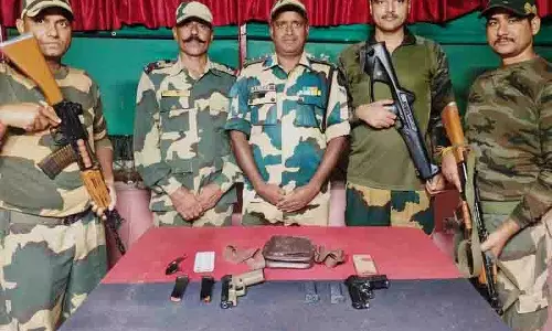 BSF ने अमृतसर में भारत-पाक सीमा पर ड्रोन से हथियारों की तस्करी को नाकाम किया BSF ने अमृतसर में भारत-पाक सीमा पर ड्रोन से हथियारों की तस्करी को नाकाम किया