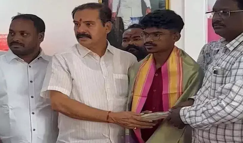 केटीआर ने वारंगल में MBBS छात्र को वित्तीय सहायता प्रदान की