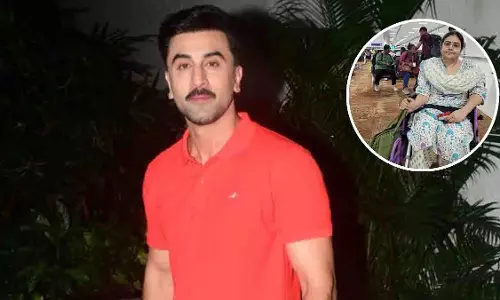 Ranbir Kapoor ने दिल्ली हवाई अड्डे पर व्हीलचेयर पर बैठी महिला की मदद की Ranbir Kapoor ने दिल्ली हवाई अड्डे पर व्हीलचेयर पर बैठी महिला की मदद की