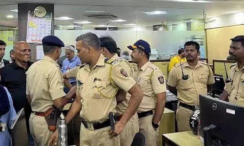Mumbai: अटेंडेंस को लेकर मीठीबाई कॉलेज में हंगामा, अफरा-तफरी का माहौल Mumbai: अटेंडेंस को लेकर मीठीबाई कॉलेज में हंगामा, अफरा-तफरी का माहौल
