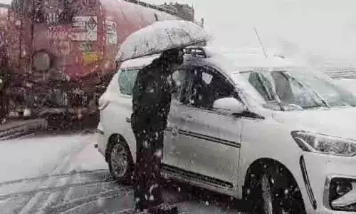 Rohtang, कुंजुम दर्रे में मौसम की पहली बर्फबारी, होटल व्यवसायी उत्साहित