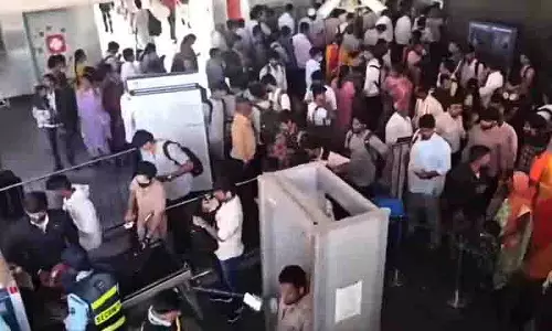 दशहरा की छुट्टियों के बाद Hyderabad हाईवे पर भीषण ट्रैफिक जाम, मेट्रो स्टेशनों पर भारी भीड़