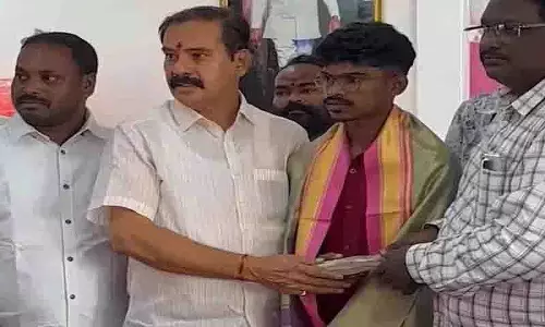 केटीआर ने वारंगल में MBBS छात्र को वित्तीय सहायता प्रदान की