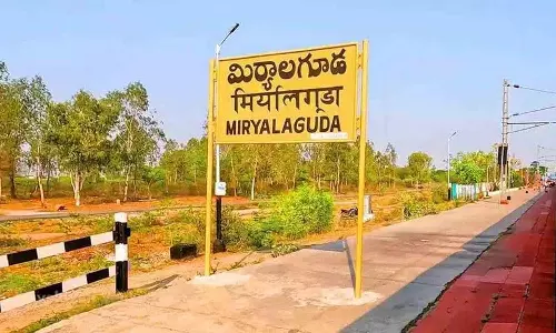 इंजन में तकनीकी खराबी.. हावड़ा एक्सप्रेस Miryalaguda में रोकी गई