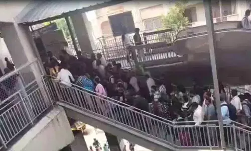 LB Nagar में भारी ट्रैफिक जाम.. मेट्रो स्टेशन पर भीड़ LB Nagar में भारी ट्रैफिक जाम.. मेट्रो स्टेशन पर भीड़