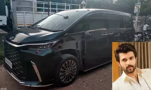 Vijay Devarakonda का कार एक्सीडेंट.. राउडी हीरो सुरक्षित बच गए Vijay Devarakonda का कार एक्सीडेंट.. राउडी हीरो सुरक्षित बच गए