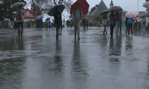 Shimla में बारिश, मौसम में अचानक बदलाव पर पर्यटकों की मिली-जुली प्रतिक्रिया Shimla में बारिश, मौसम में अचानक बदलाव पर पर्यटकों की मिली-जुली प्रतिक्रिया
