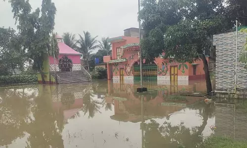 बांधों से पानी छोड़ा जा रहा है, जिससे अमता के विशाल क्षेत्र में बाढ़ आ रही है बांधों से पानी छोड़ा जा रहा है, जिससे अमता के विशाल क्षेत्र में बाढ़ आ रही है