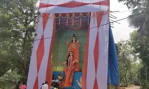 जिले में लक्ष्मी पूजा के लिए 25 फुट की मूर्ति, लक्ष्मी भंडार द्वारा वित्त पोषित जिले में लक्ष्मी पूजा के लिए 25 फुट की मूर्ति, लक्ष्मी भंडार द्वारा वित्त पोषित