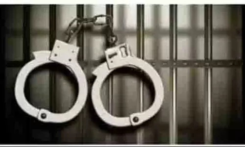 Deoria: आठवीं छात्रा के यौन उत्पीड़न के आरोप में स्कूल प्रबंधक गिरफ्तार Deoria: आठवीं छात्रा के यौन उत्पीड़न के आरोप में स्कूल प्रबंधक गिरफ्तार