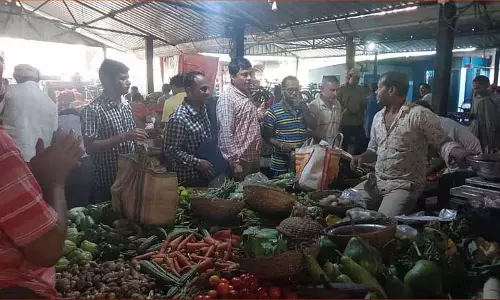 कम दबाव के कारण लक्ष्मी पूजा बाजार में आग लग गई